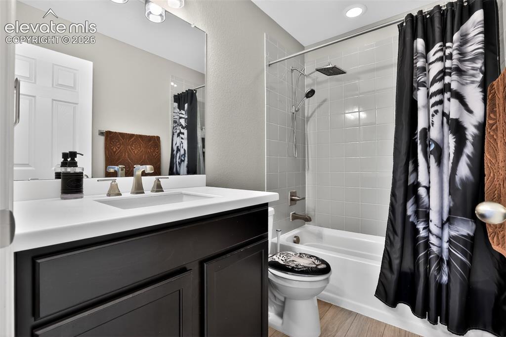 Image 20 of 31: Bathroom