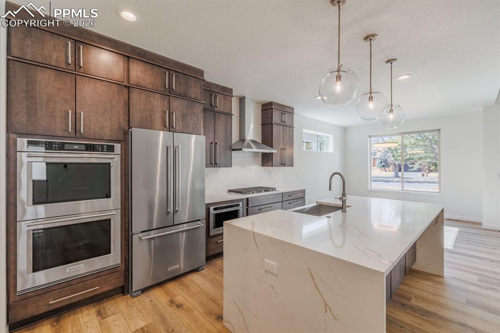 Image 11 of 41: Kitchen