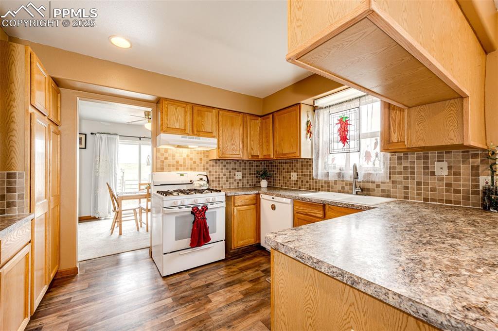 Image 29 of 44: Kitchen