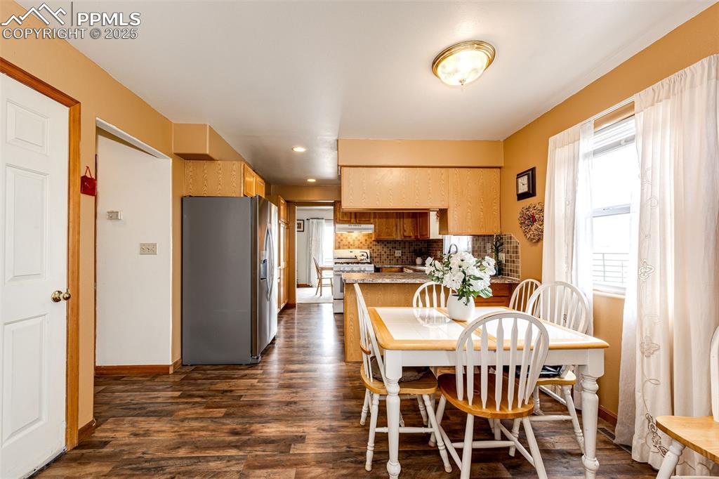Image 31 of 44: Dining Area