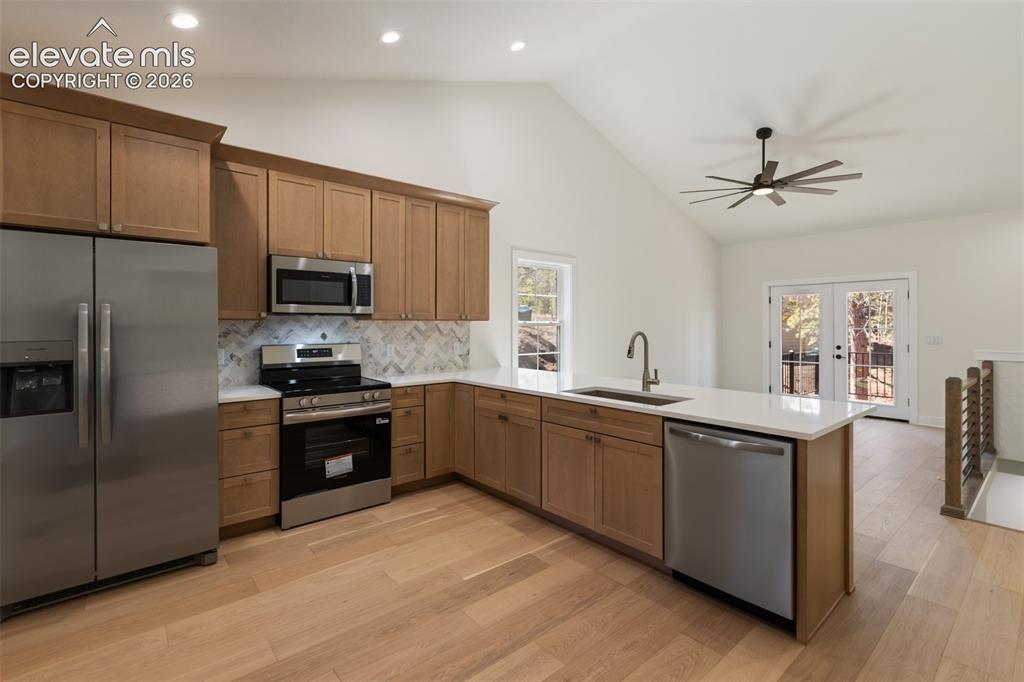 Image 19 of 50: Kitchen