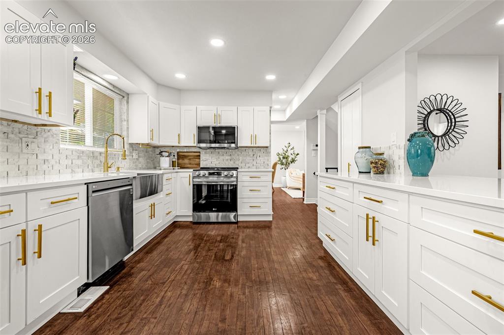 Image 10 of 47: Kitchen
