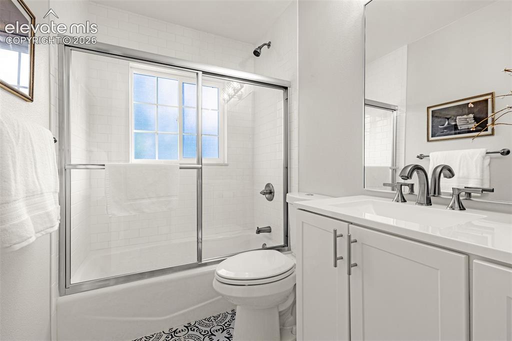 Image 18 of 47: Bathroom