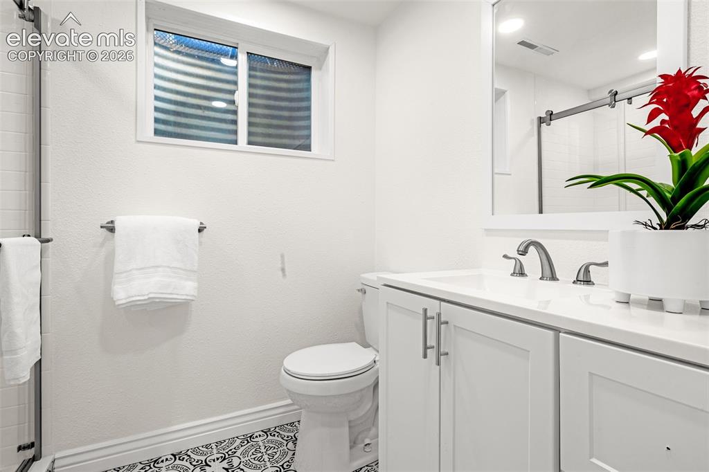 Image 35 of 47: Bathroom