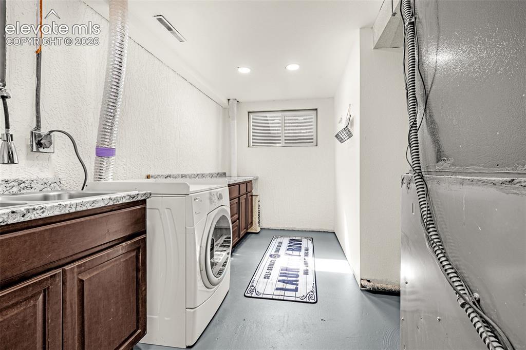 Image 36 of 47: Laundry