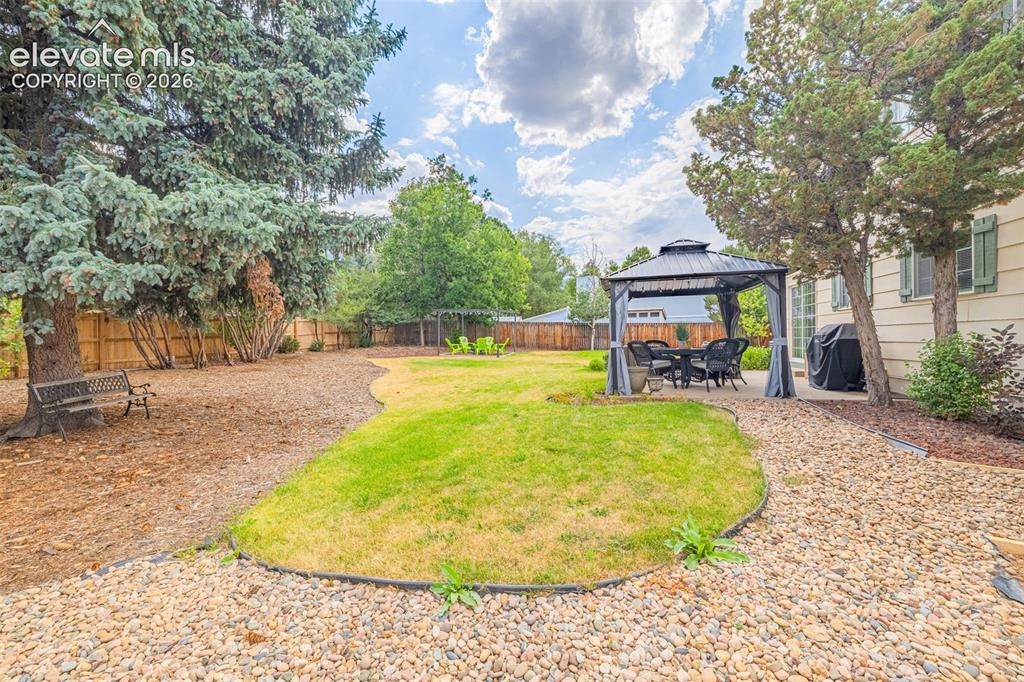 Image 39 of 47: Yard