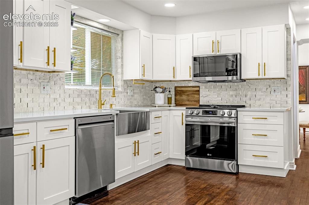 Image 9 of 47: Kitchen