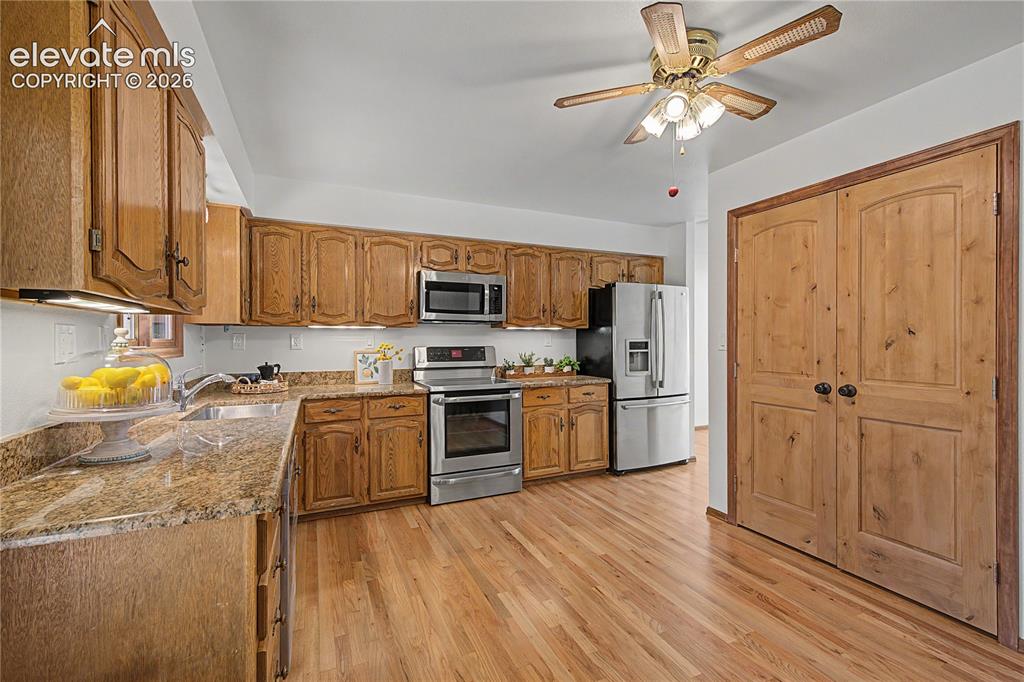 Image 19 of 47: Kitchen