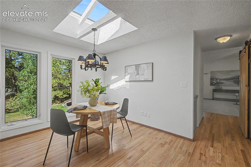 Image 23 of 47: Dining Area