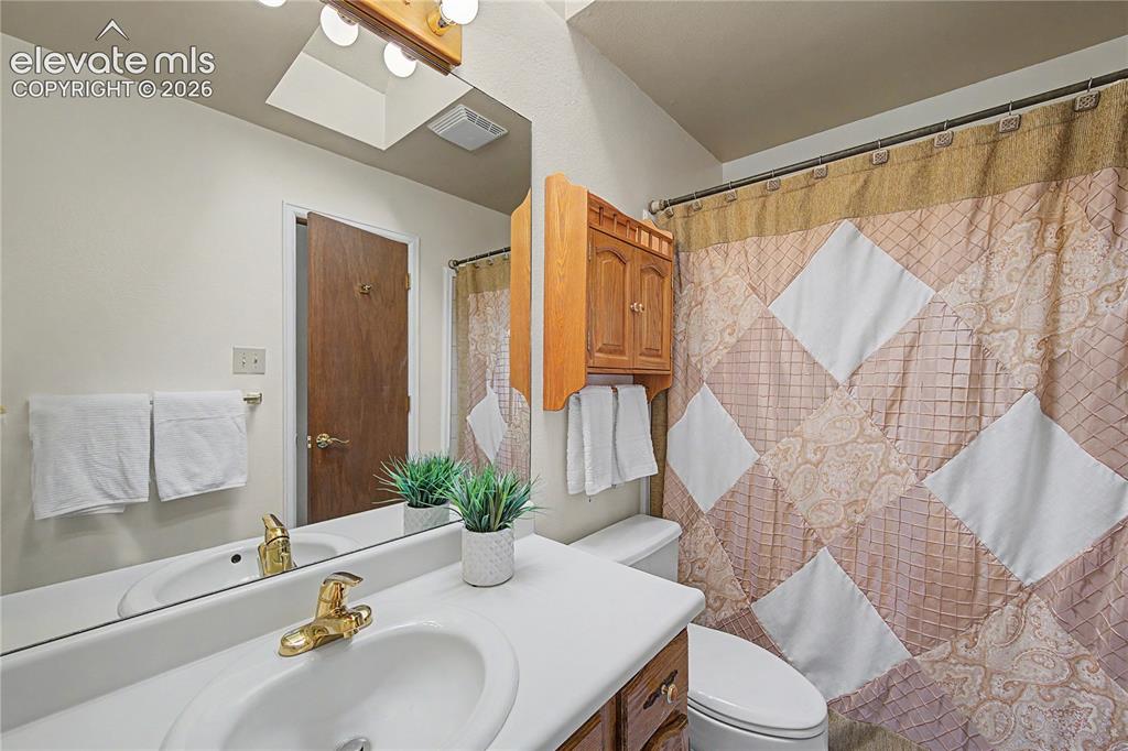 Image 33 of 47: Bathroom