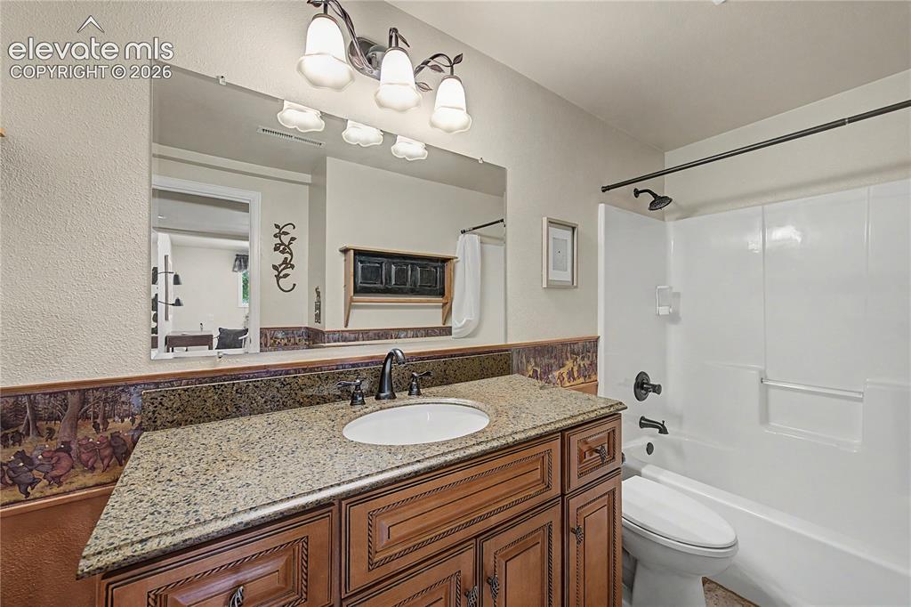 Image 40 of 47: Bathroom