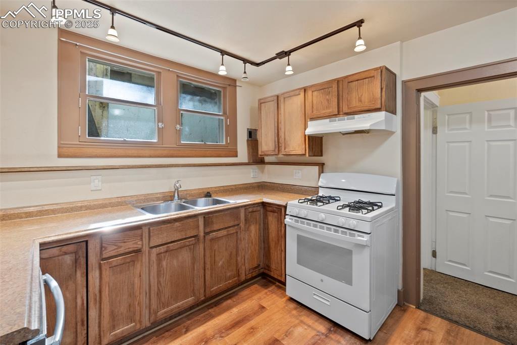 Image 12 of 50: Kitchen