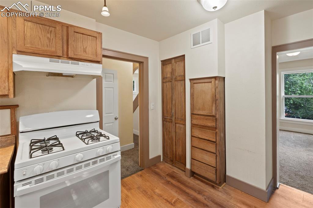 Image 13 of 50: Kitchen