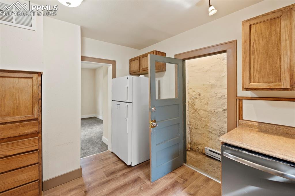 Image 14 of 50: Kitchen