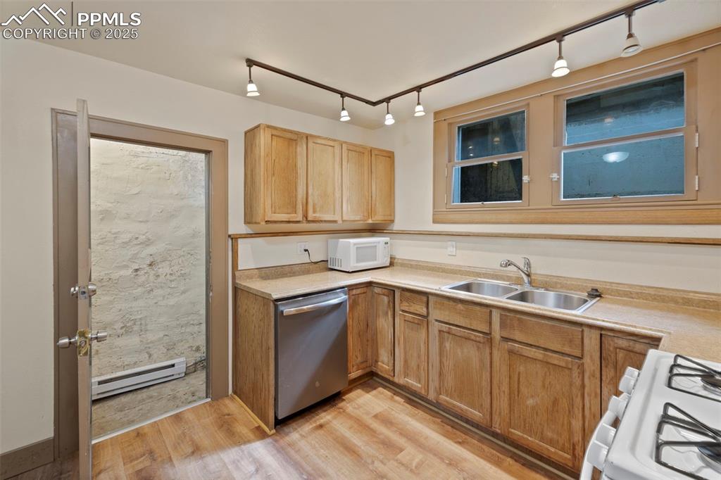 Image 15 of 50: Kitchen