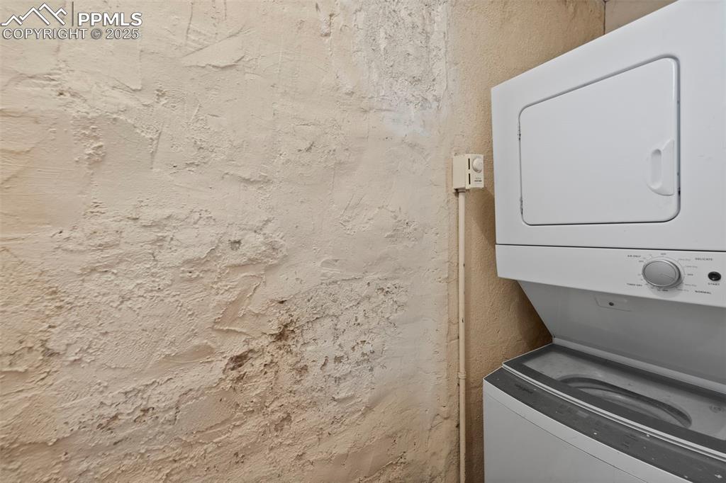 Image 16 of 50: Laundry