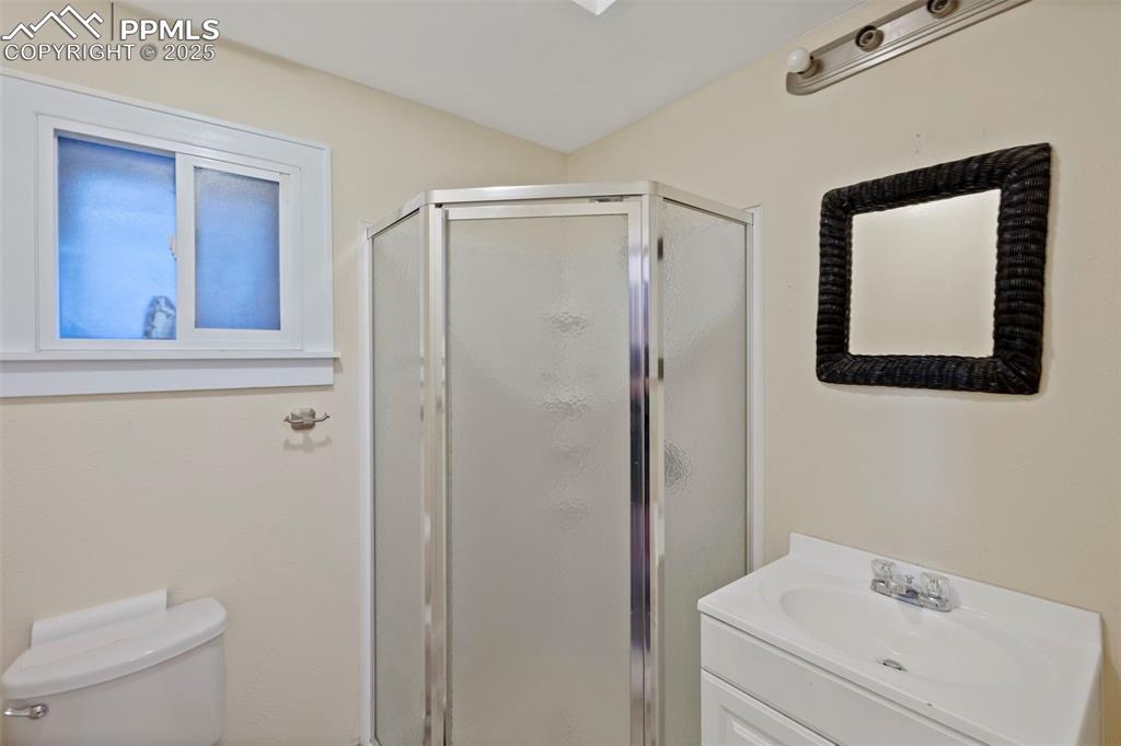 Image 19 of 50: Bathroom
