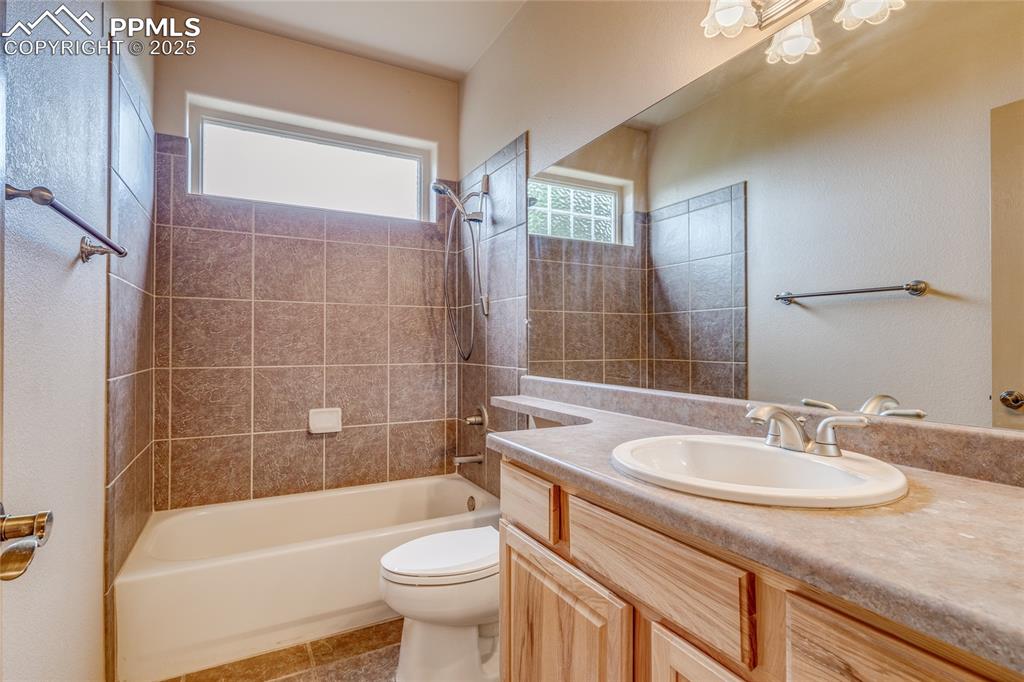 Image 10 of 48: Full bathroom at entry