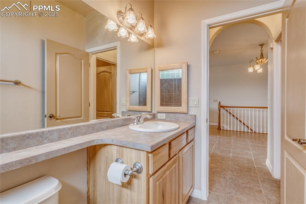 Image 11 of 48: Full bathroom at entry