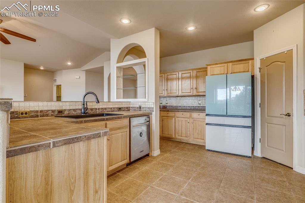Image 16 of 48: Kitchen