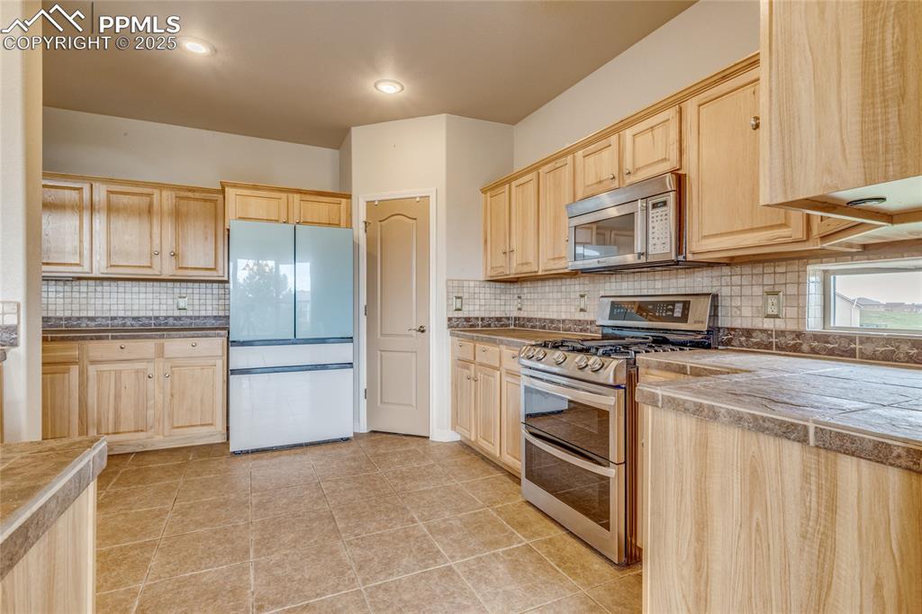 Image 17 of 48: Kitchen