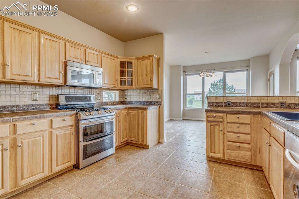Image 18 of 48: Kitchen