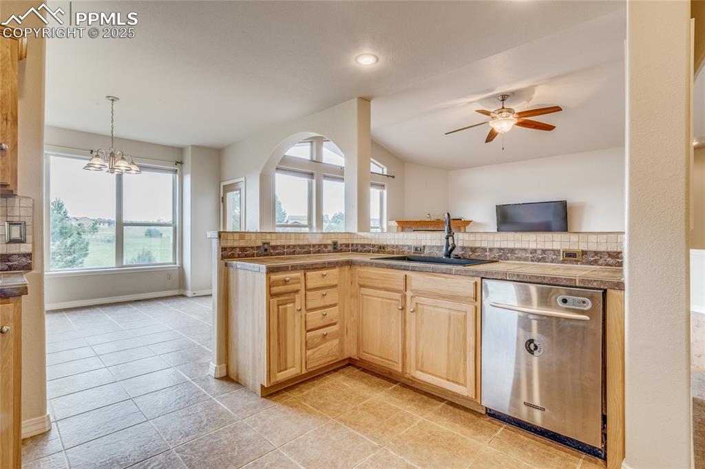 Image 19 of 48: Kitchen