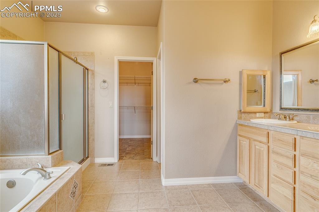 Image 27 of 48: 5 piece master bath with jetted tub
