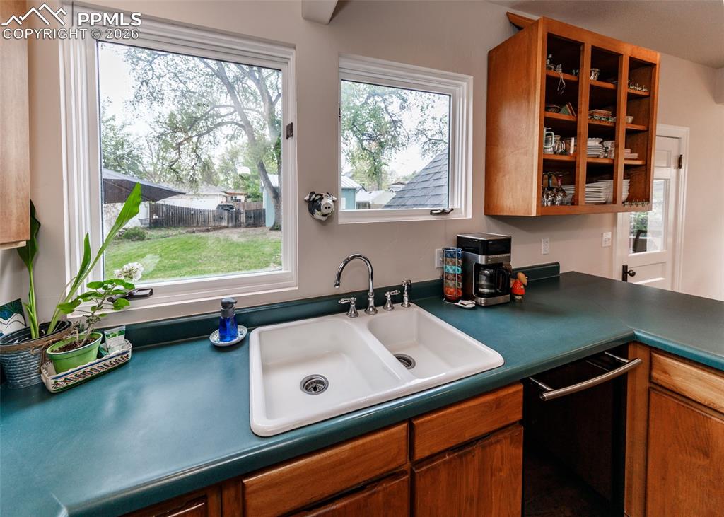 Image 19 of 48: Kitchen
