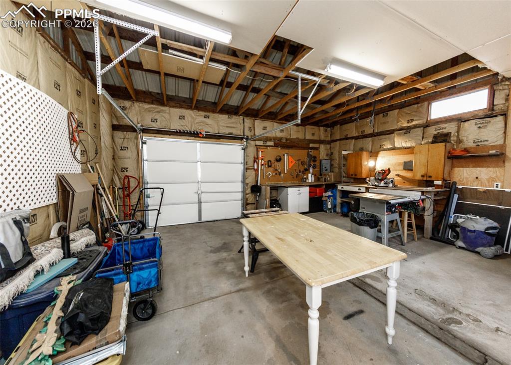 Image 45 of 48: Garage