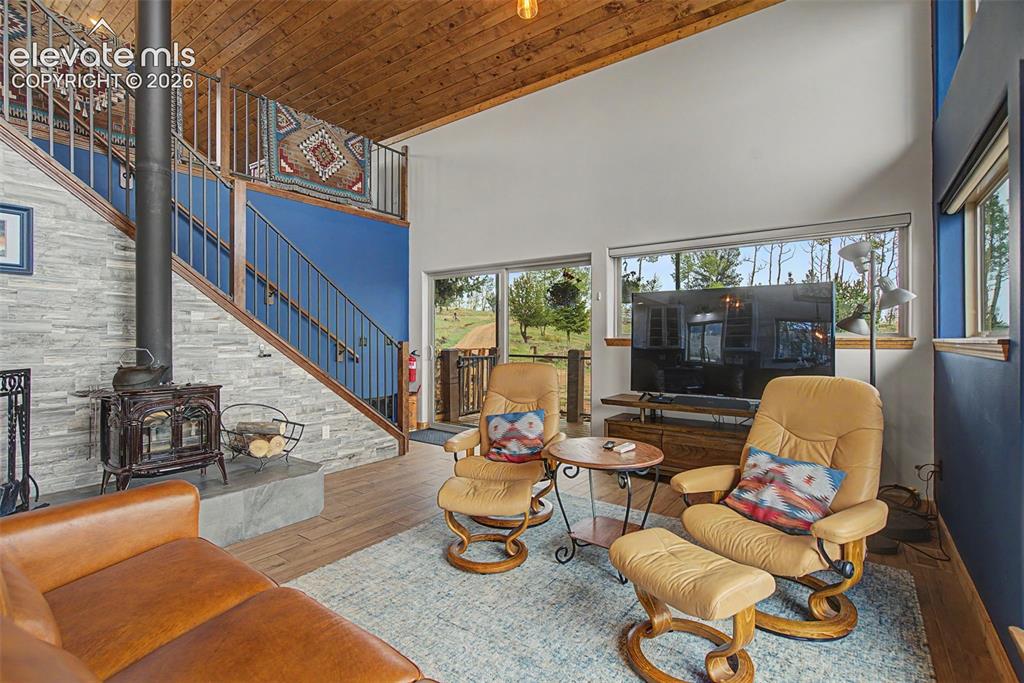 Image 11 of 50: Living Room
