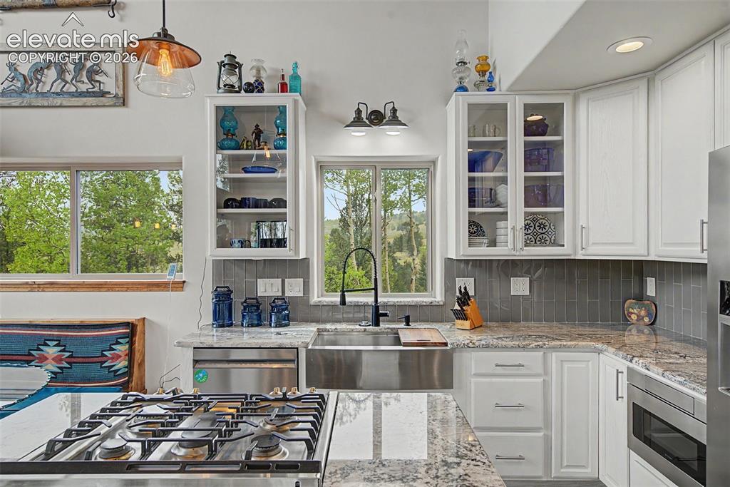 Image 14 of 50: Kitchen