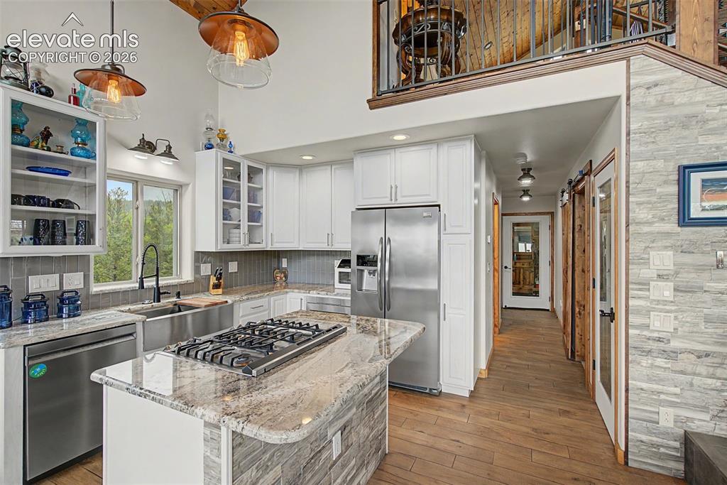 Image 16 of 50: Kitchen
