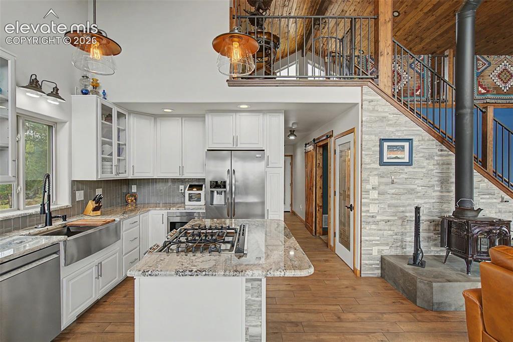 Image 17 of 50: Kitchen