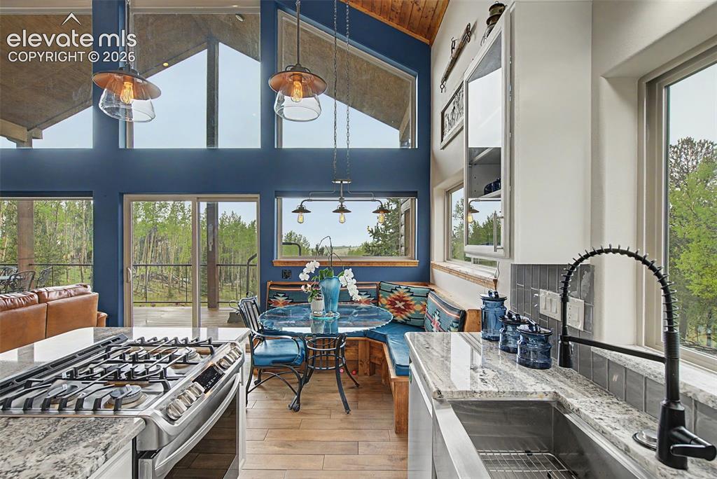 Image 18 of 50: Kitchen
