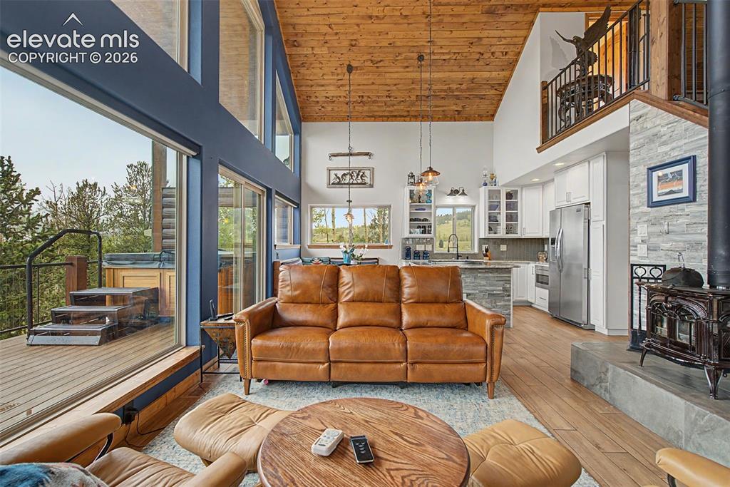 Image 8 of 50: Living Room