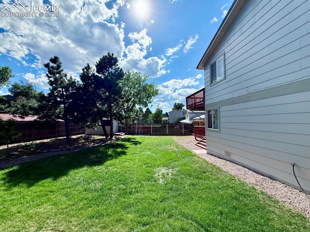 Image 24 of 25: Yard