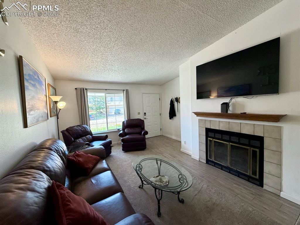 Image 4 of 25: Living Room