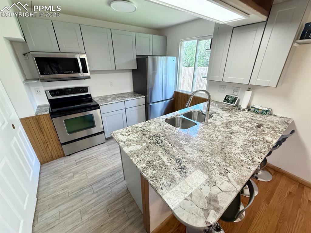 Image 7 of 25: Kitchen