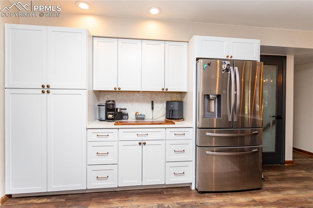 Image 10 of 40: Kitchen