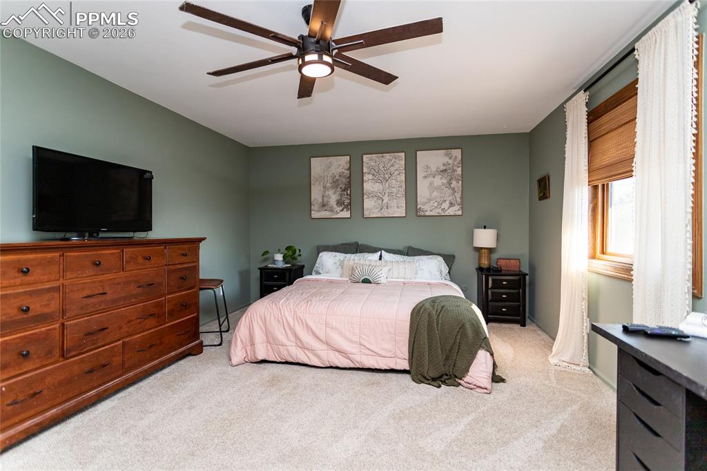 Image 17 of 40: Bedroom