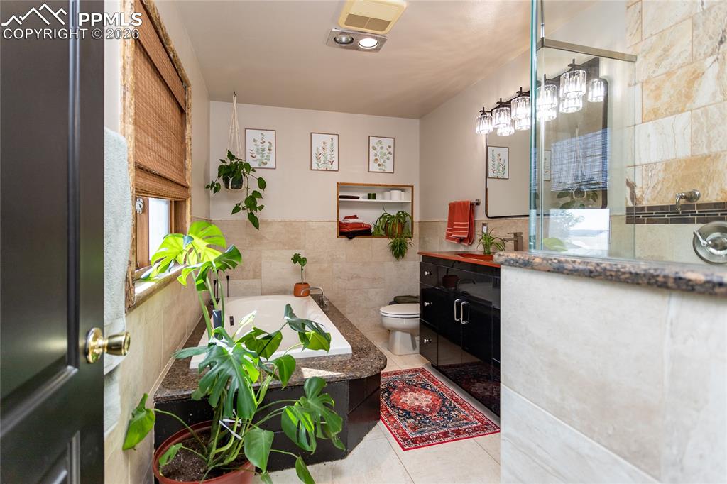 Image 19 of 40: Bathroom