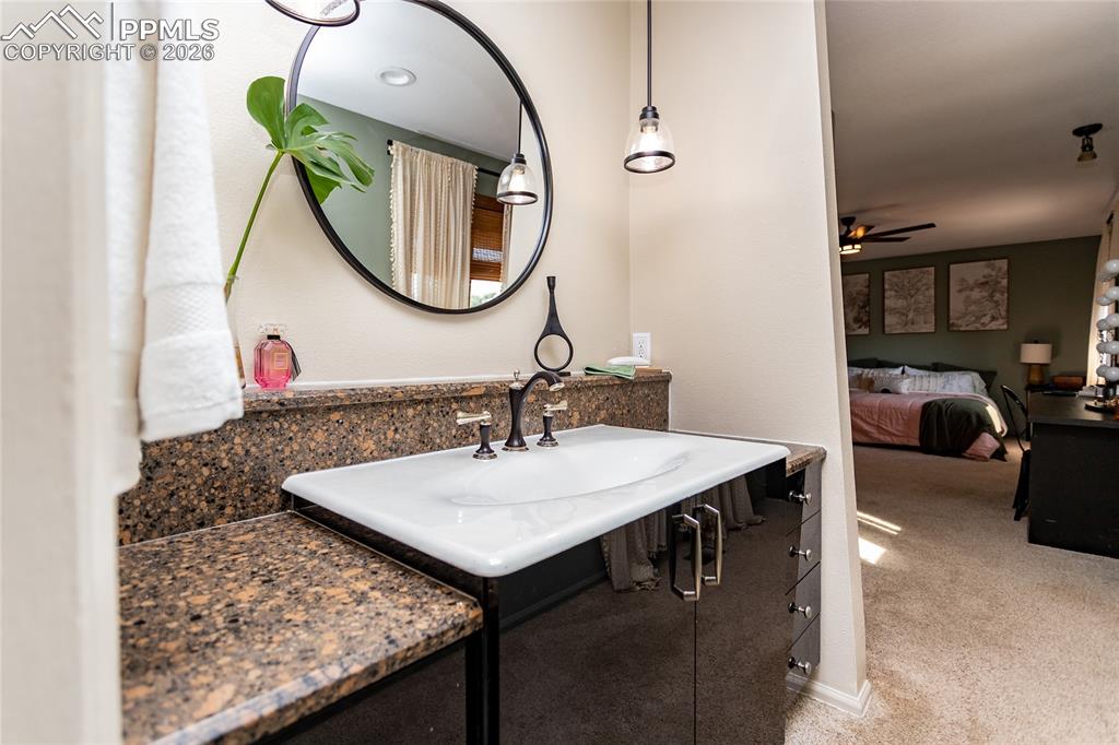 Image 20 of 40: Bathroom