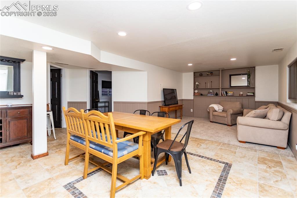 Image 27 of 40: Dining Area