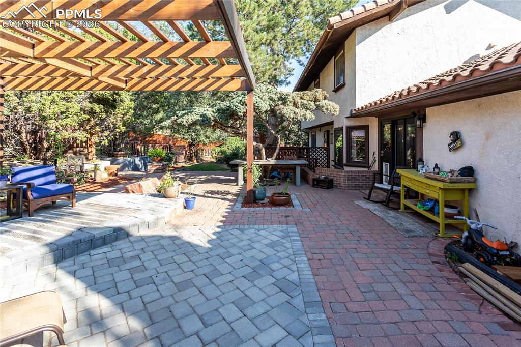 Image 34 of 40: Patio