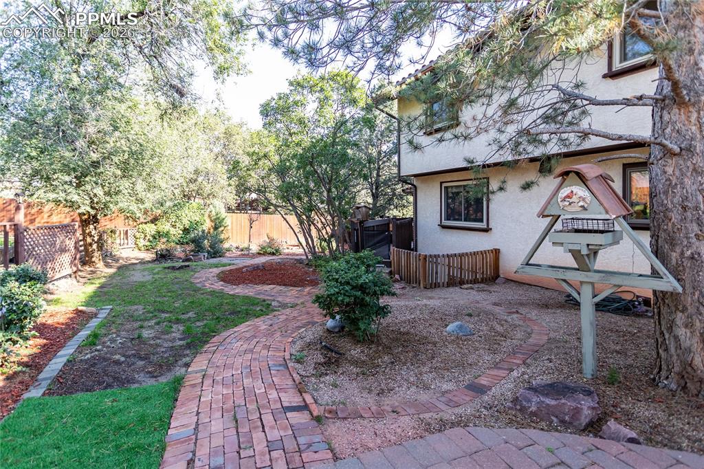 Image 37 of 40: Yard