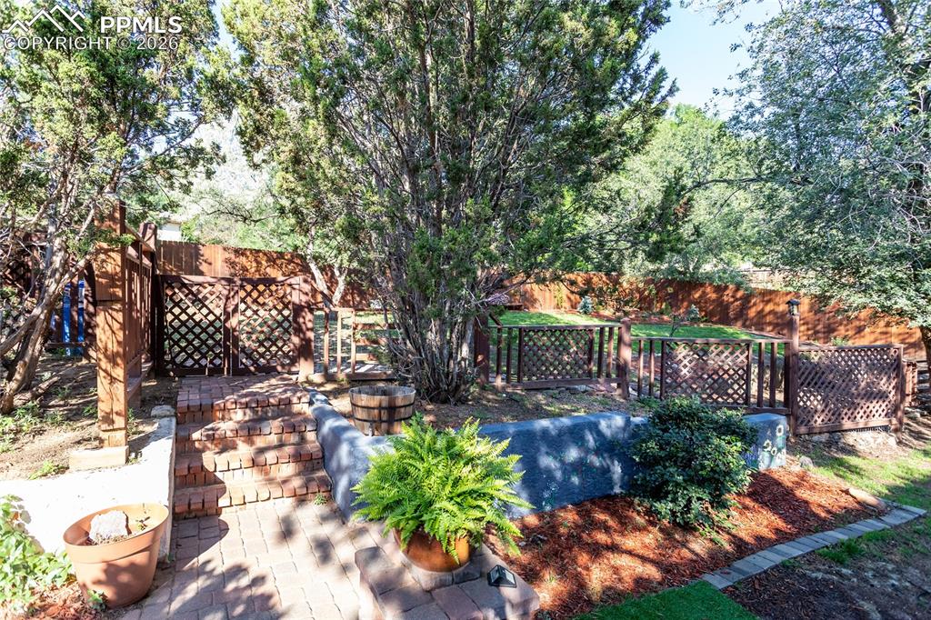 Image 39 of 40: Yard