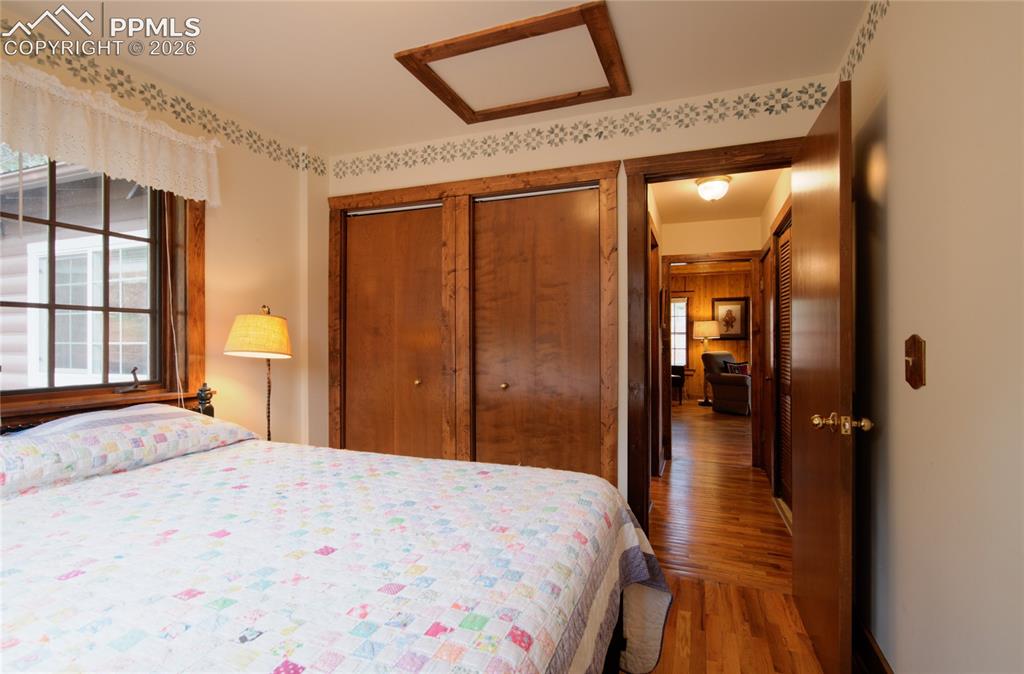 Image 16 of 33: Guest bedroom 