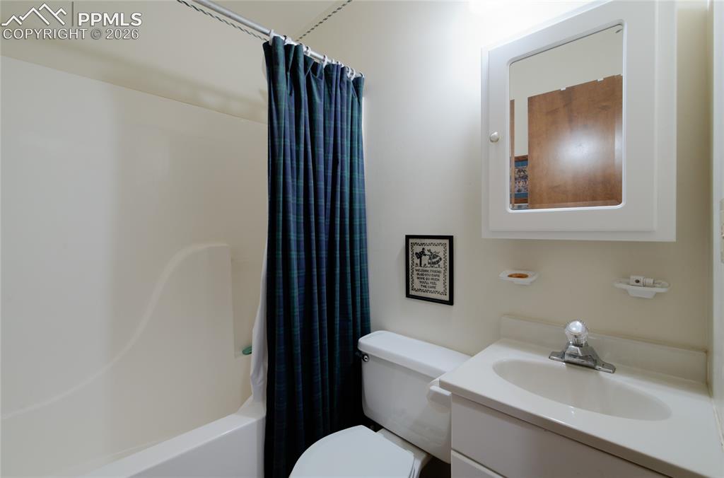 Image 17 of 33: Guest bath off hallway