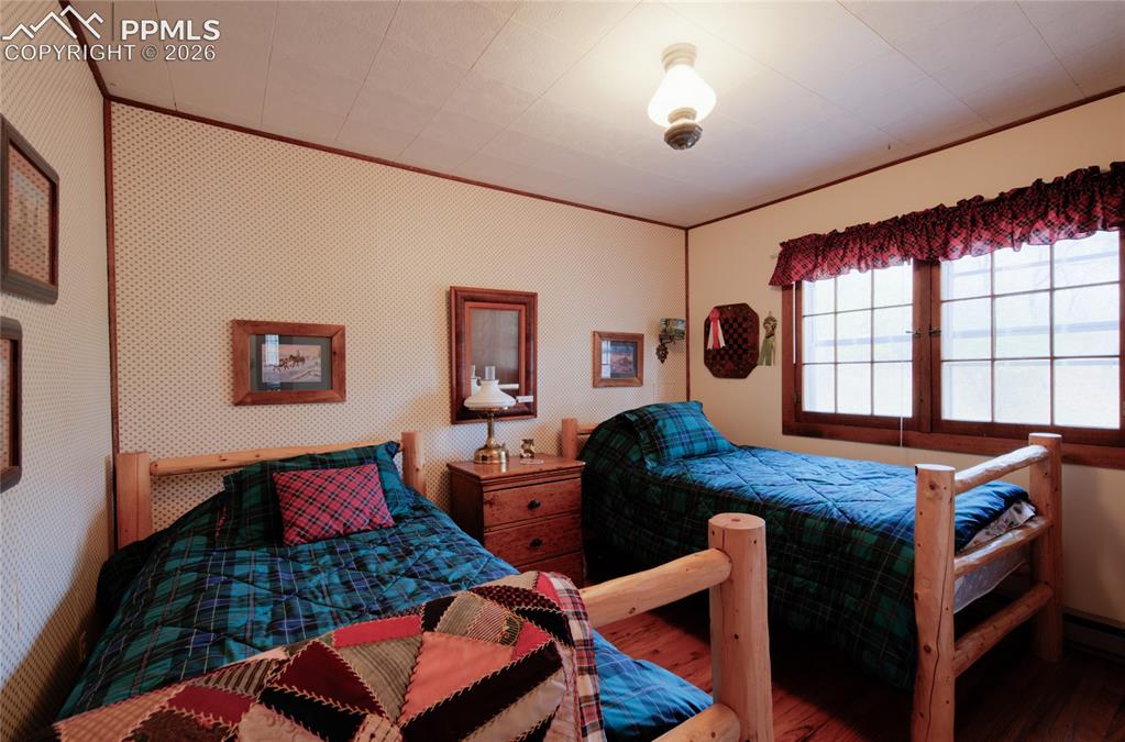 Image 18 of 33: Second guest bedroom